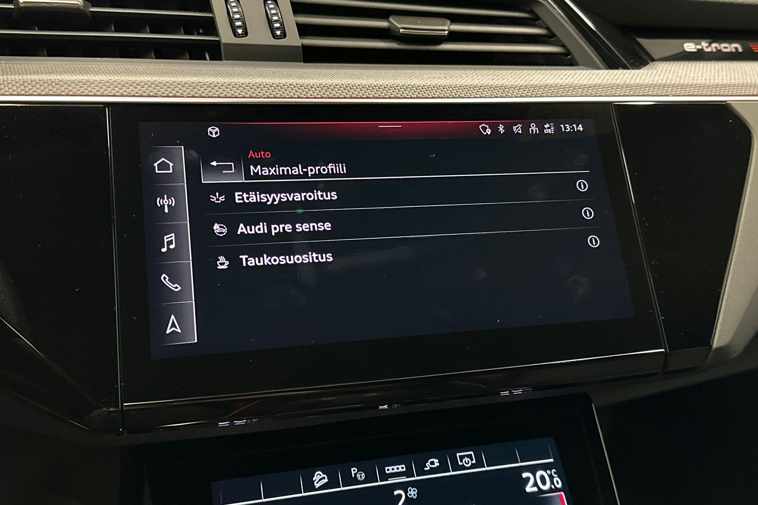 valkoinen Audi e-tron 2023 kuva 26.