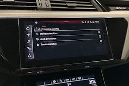 valkoinen Audi e-tron 2023 kuva 26.