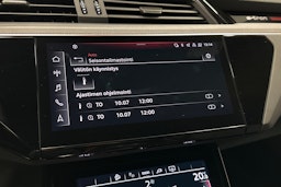 valkoinen Audi e-tron 2023 kuva 27.