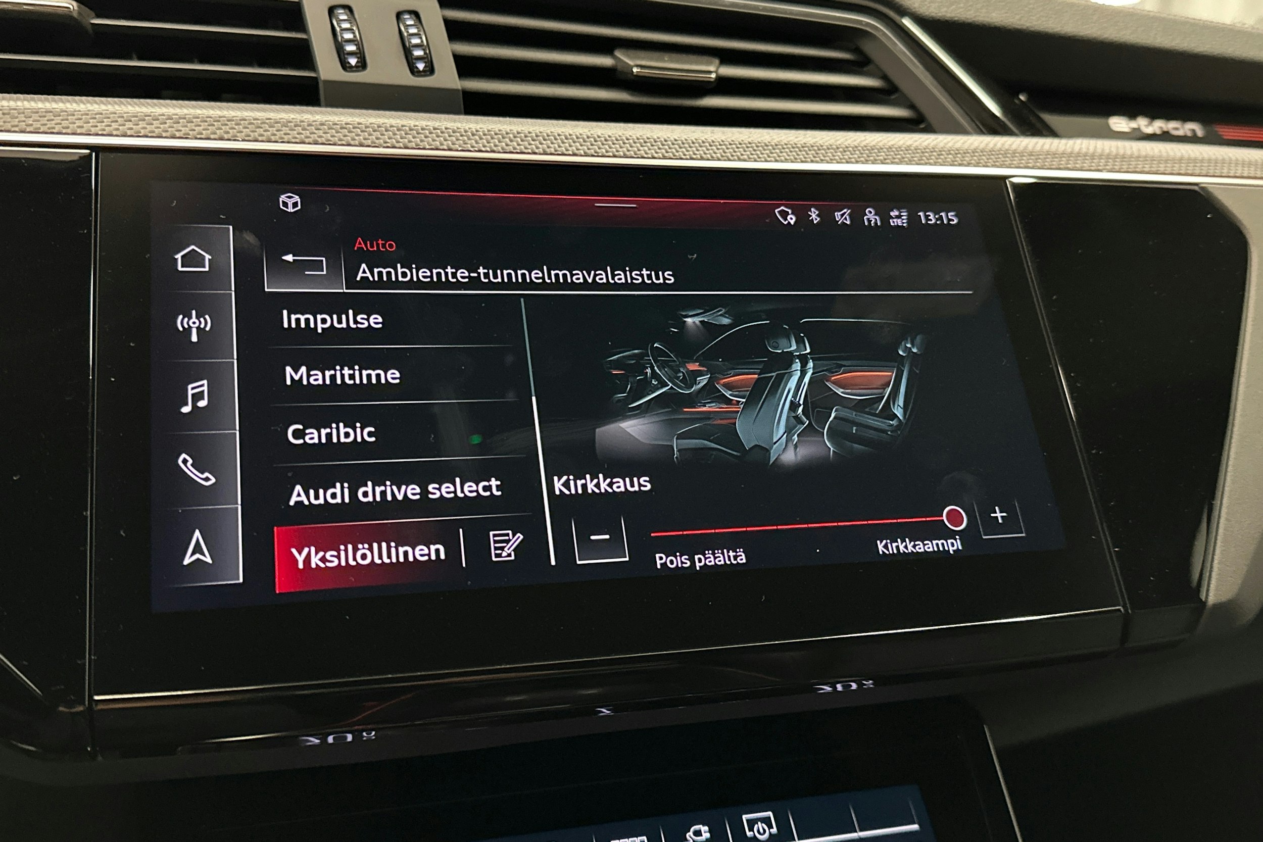 valkoinen Audi e-tron 2023 kuva 29.