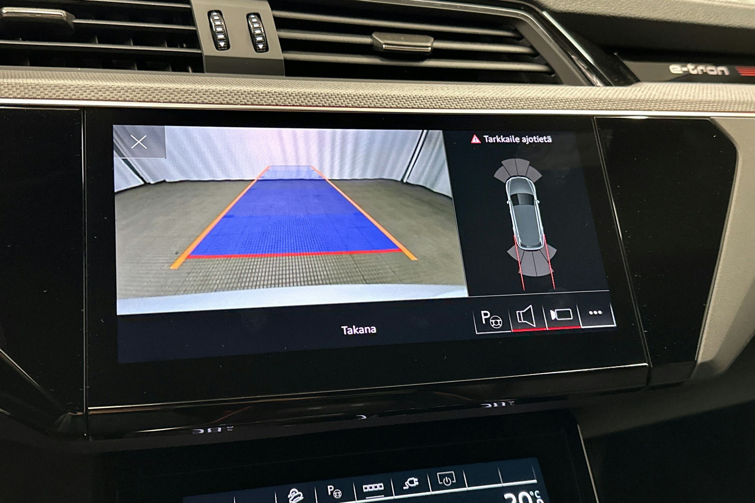valkoinen Audi e-tron 2023 kuva 30.