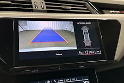 valkoinen Audi e-tron 2023 kuva 30.