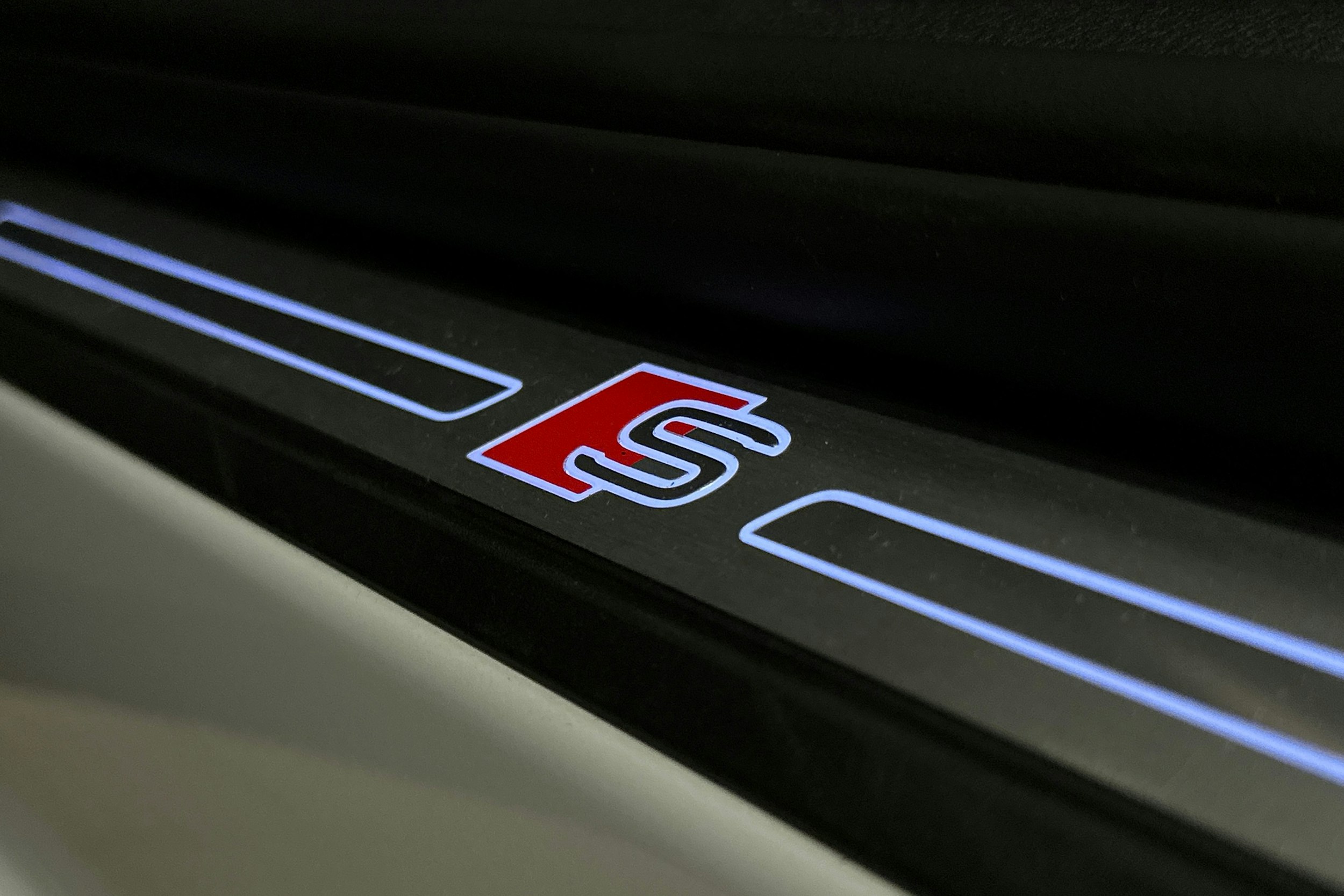valkoinen Audi e-tron 2023 kuva 32.