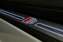 valkoinen Audi e-tron 2023 kuva 32.