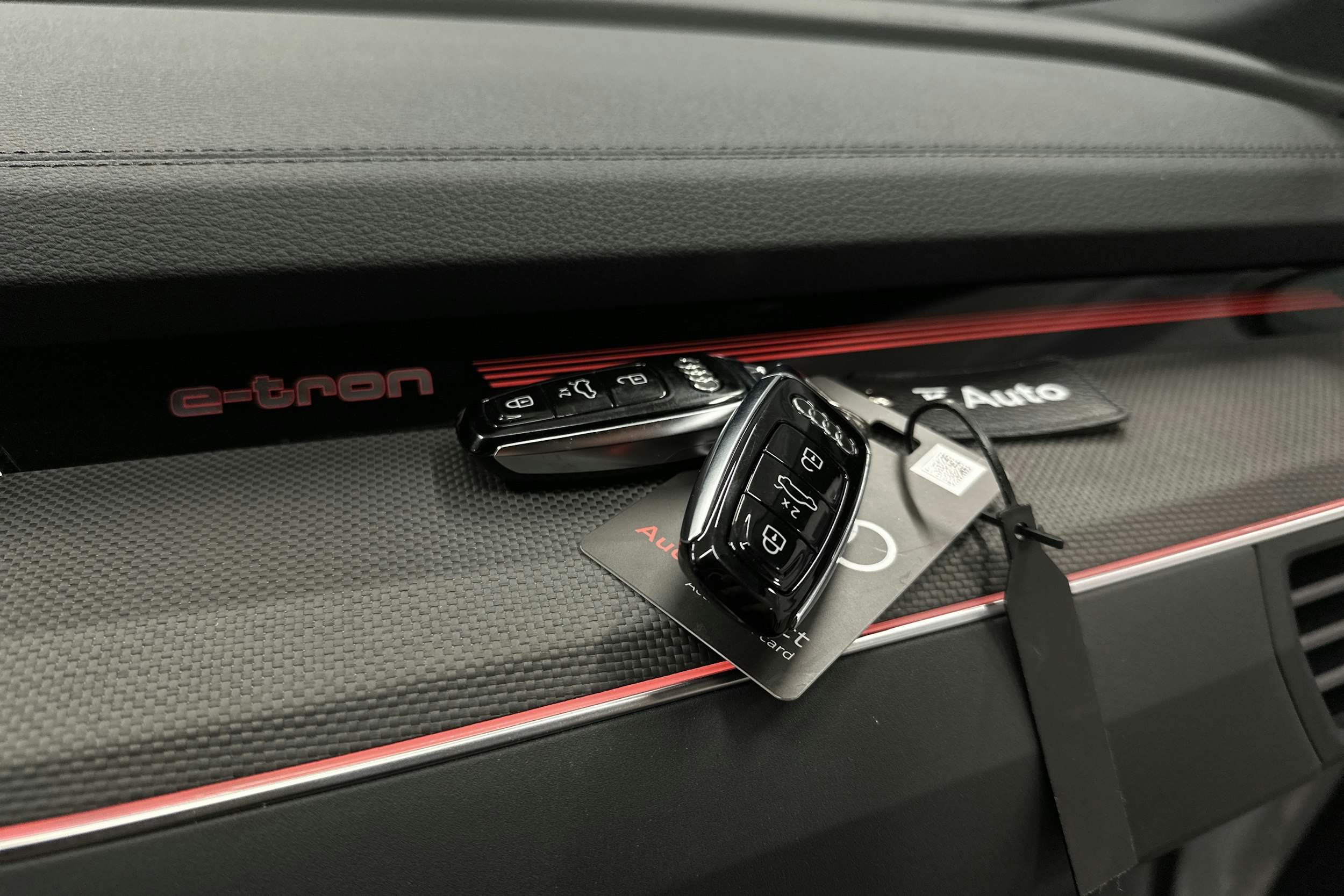 valkoinen Audi e-tron 2023 kuva 33.