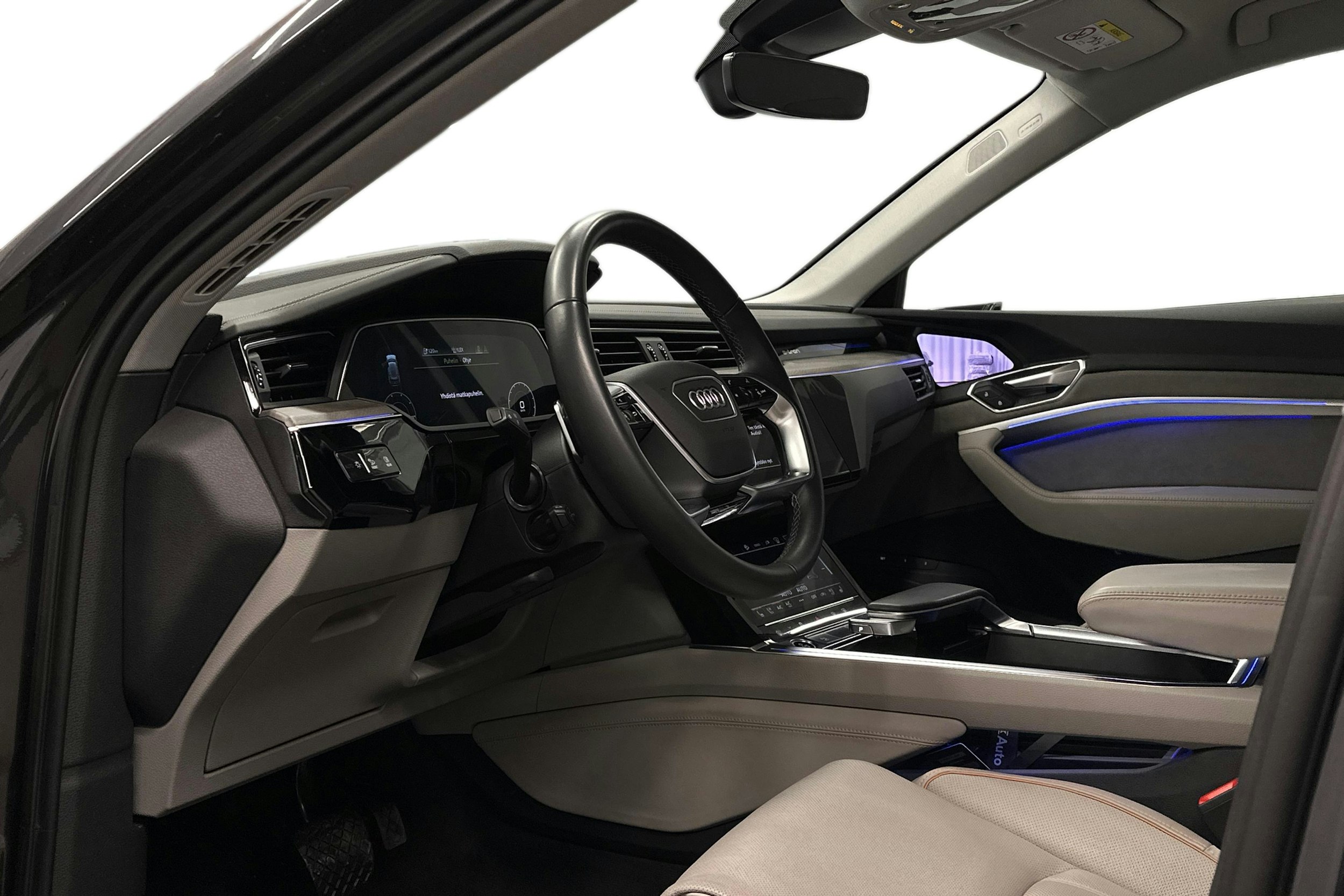 harmaa Audi e-tron 2023 kuva 6.