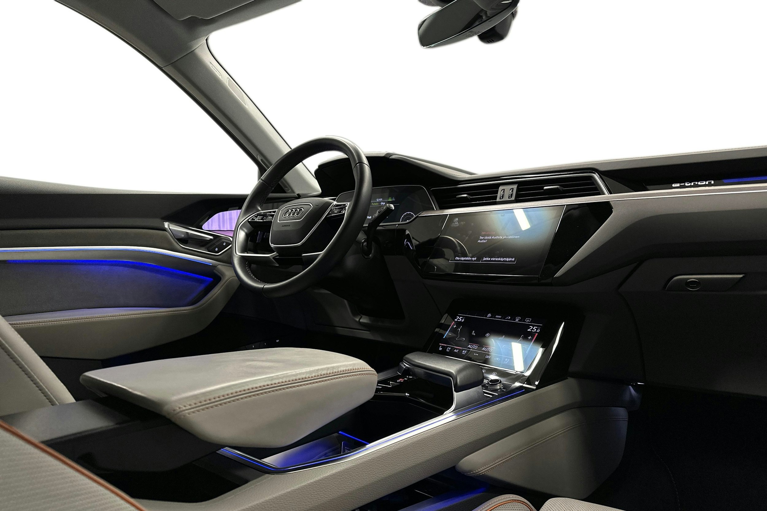 harmaa Audi e-tron 2023 kuva 7.
