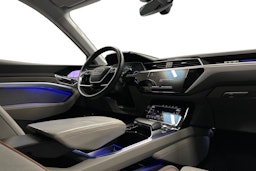 harmaa Audi e-tron 2023 kuva 7.