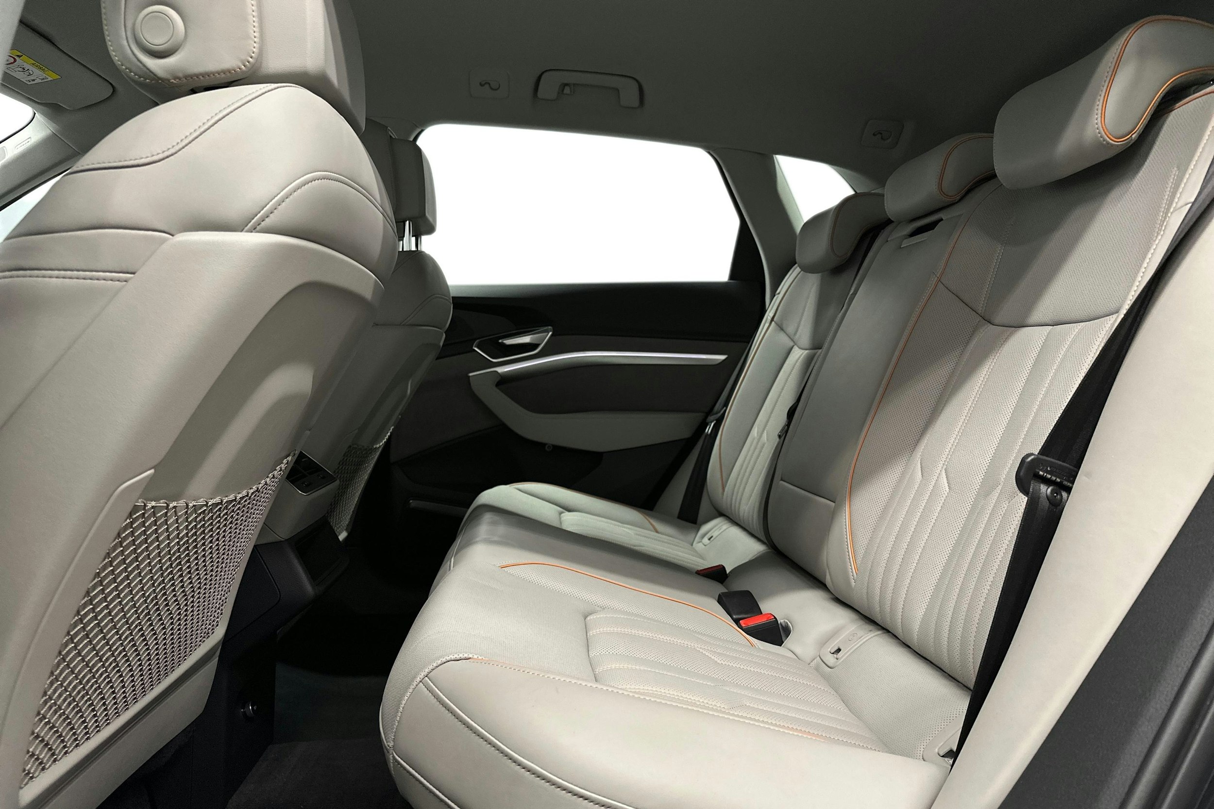 harmaa Audi e-tron 2023 kuva 8.