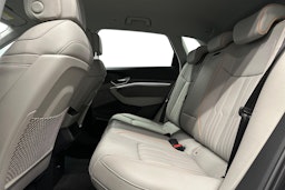 harmaa Audi e-tron 2023 kuva 8.