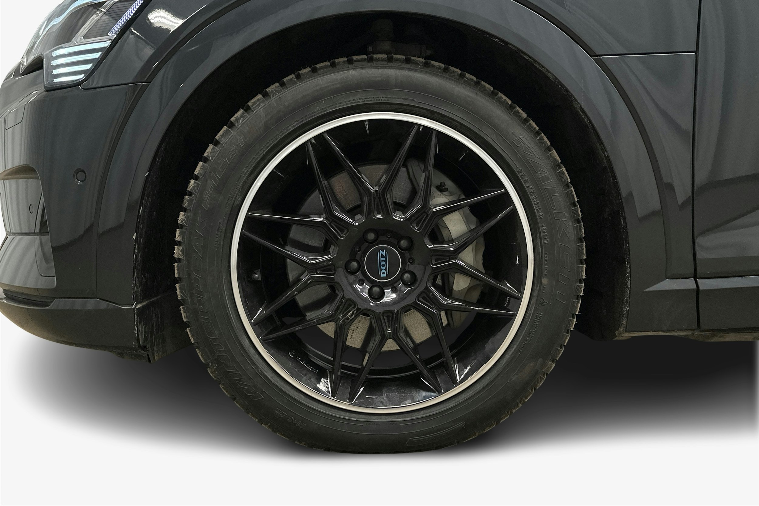 harmaa Audi e-tron 2023 kuva 9.