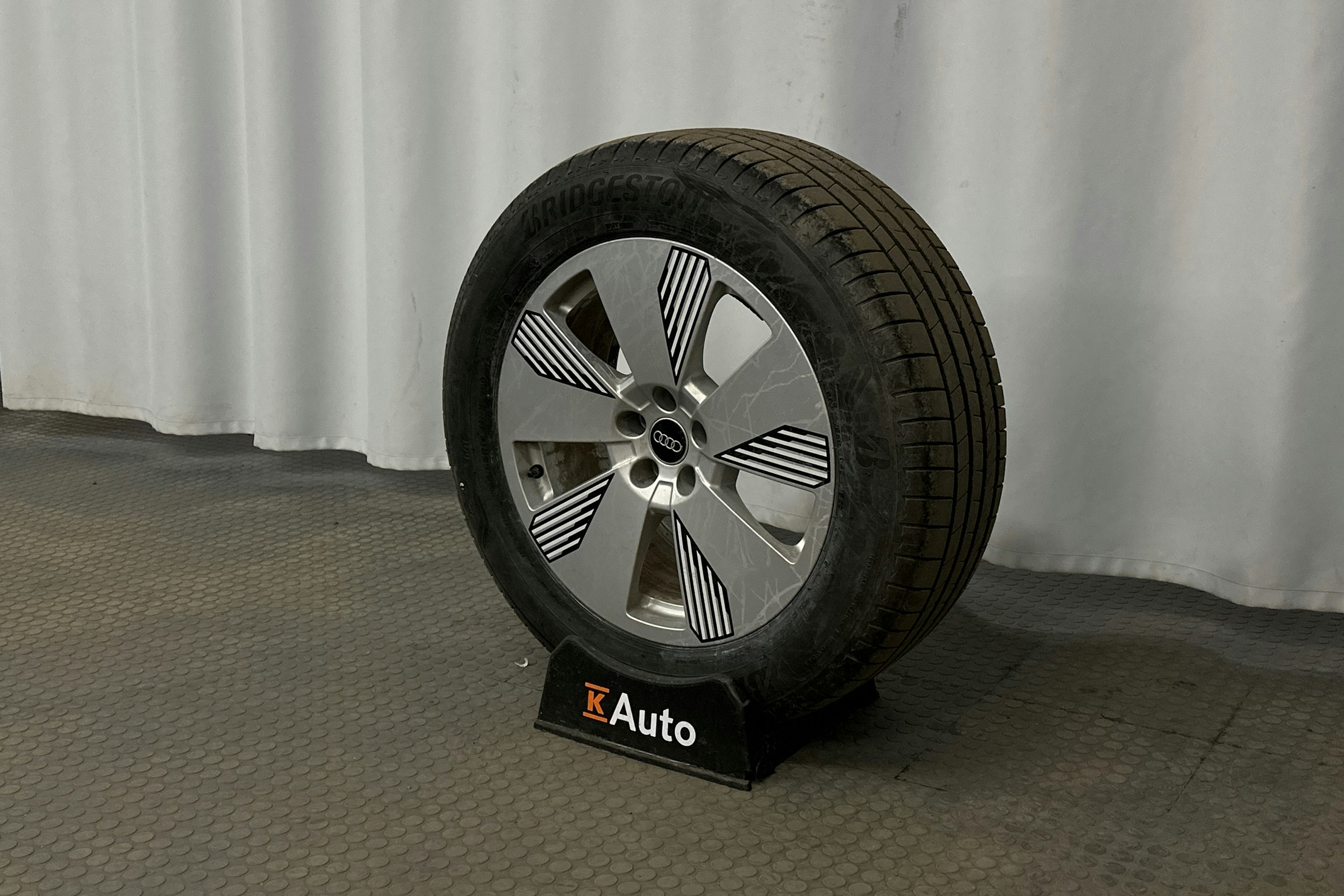 harmaa Audi e-tron 2023 kuva 10.