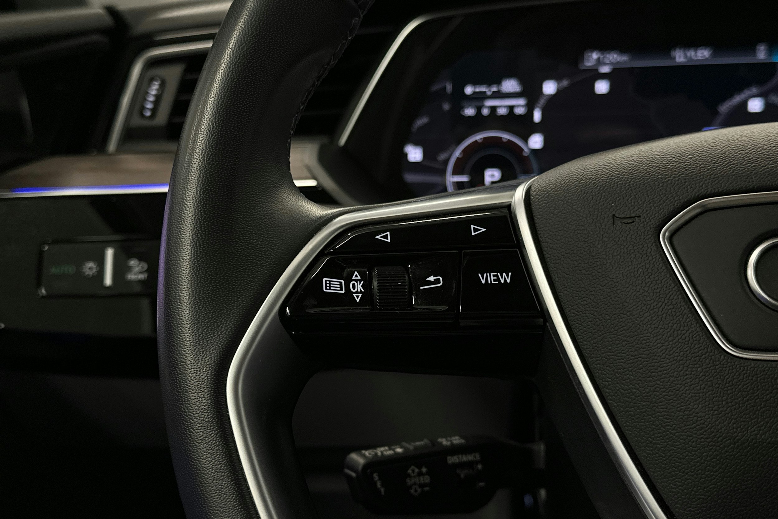 harmaa Audi e-tron 2023 kuva 11.