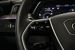 harmaa Audi e-tron 2023 kuva 11.