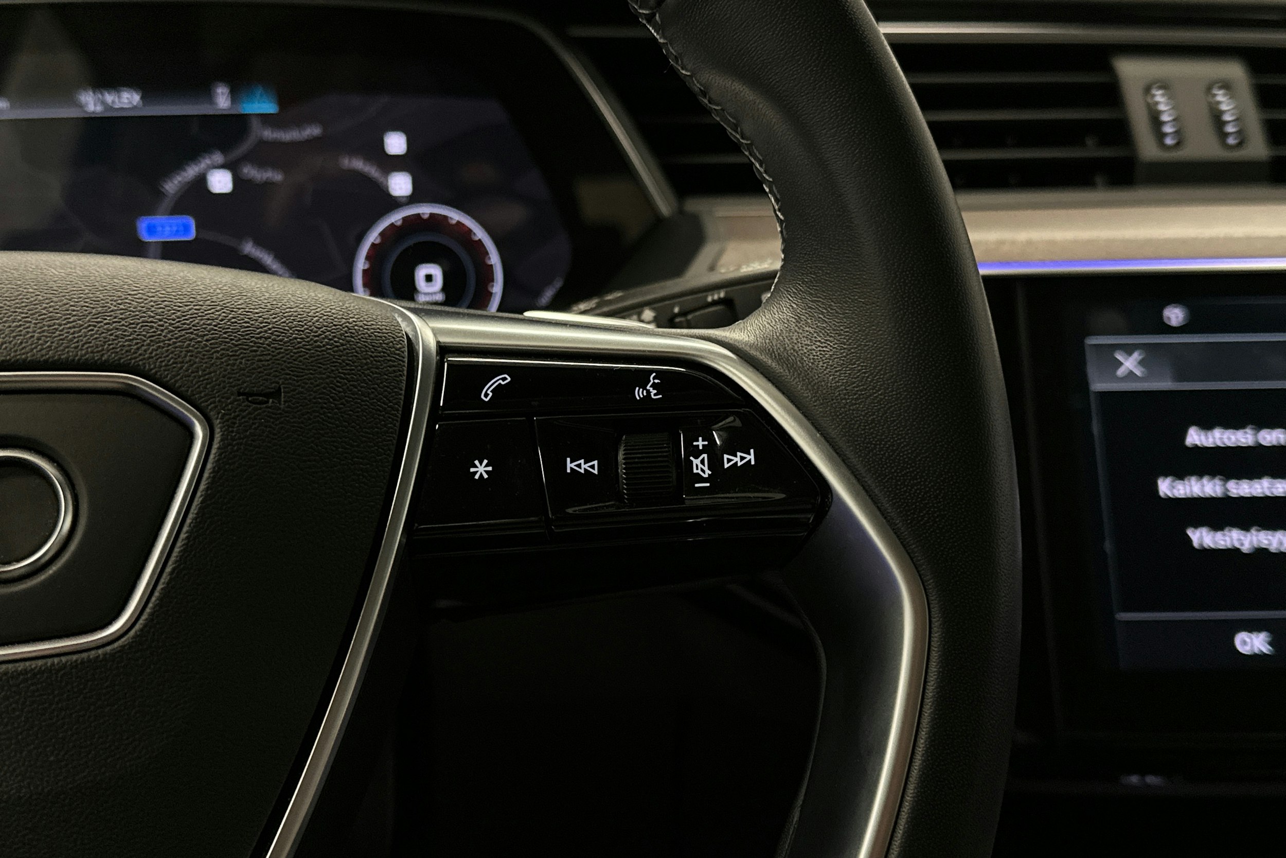 harmaa Audi e-tron 2023 kuva 12.