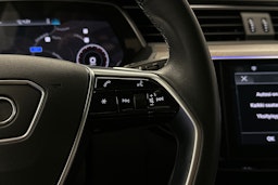 harmaa Audi e-tron 2023 kuva 12.