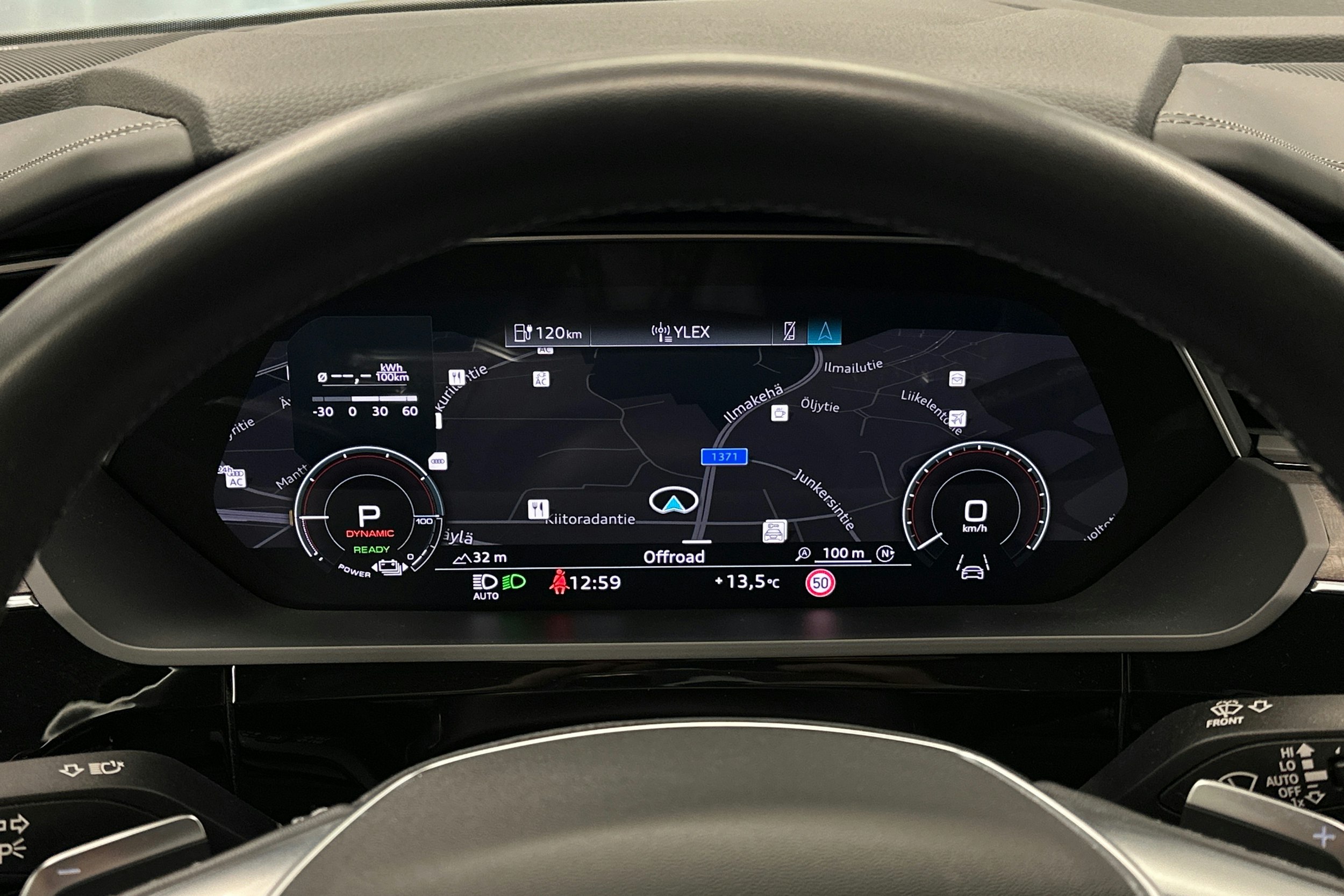 harmaa Audi e-tron 2023 kuva 13.