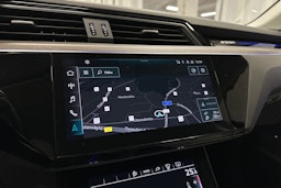 harmaa Audi e-tron 2023 kuva 14.