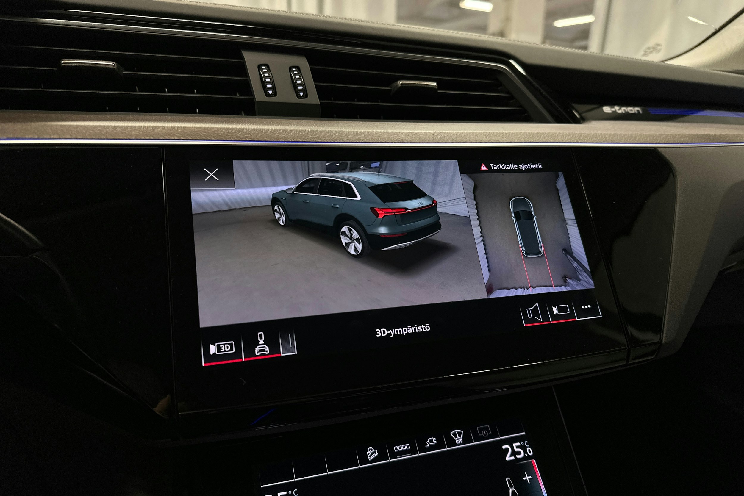 harmaa Audi e-tron 2023 kuva 15.