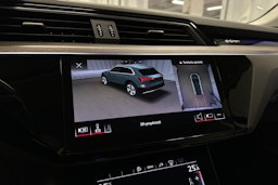 harmaa Audi e-tron 2023 kuva 15.