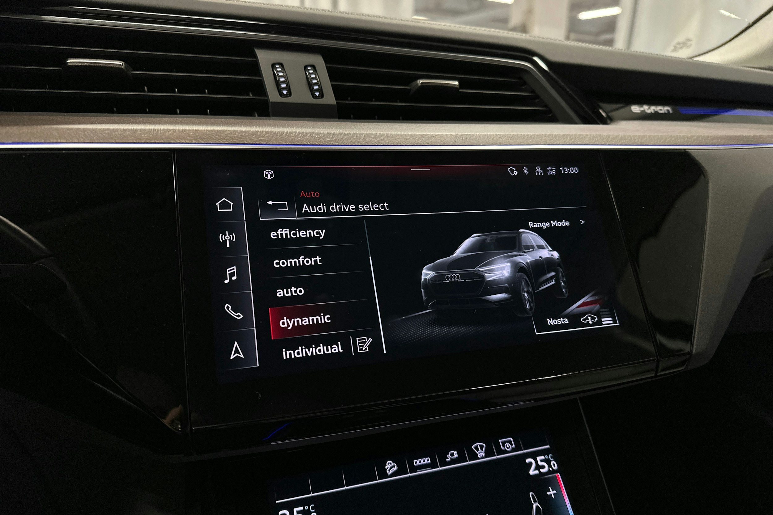 harmaa Audi e-tron 2023 kuva 16.