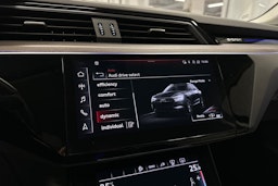 harmaa Audi e-tron 2023 kuva 16.