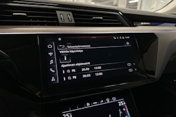 harmaa Audi e-tron 2023 kuva 17.