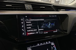 harmaa Audi e-tron 2023 kuva 18.