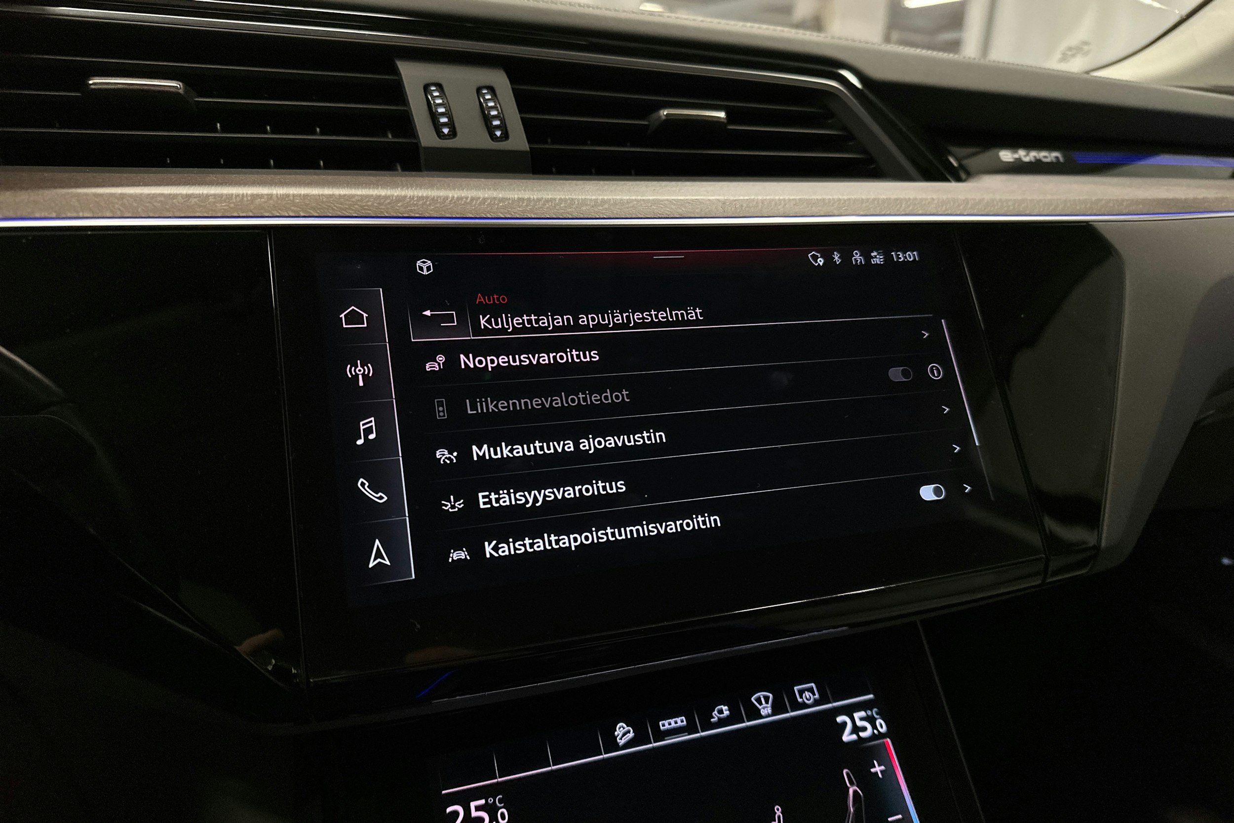 harmaa Audi e-tron 2023 kuva 19.