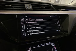 harmaa Audi e-tron 2023 kuva 19.