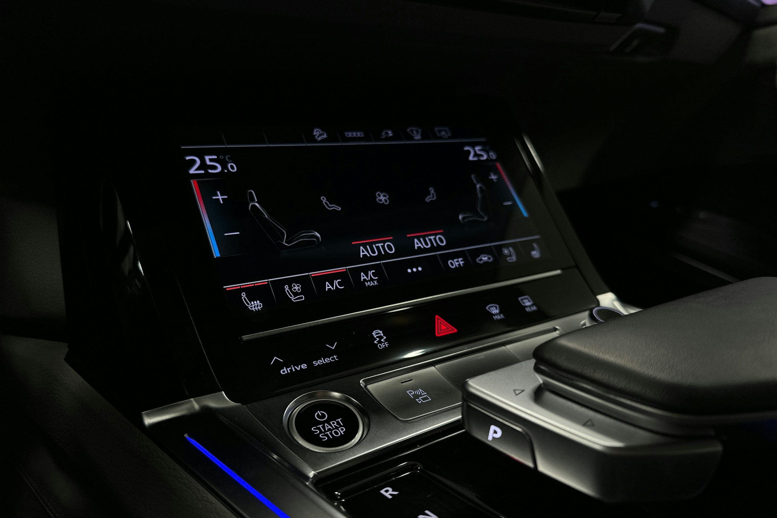 harmaa Audi e-tron 2023 kuva 20.