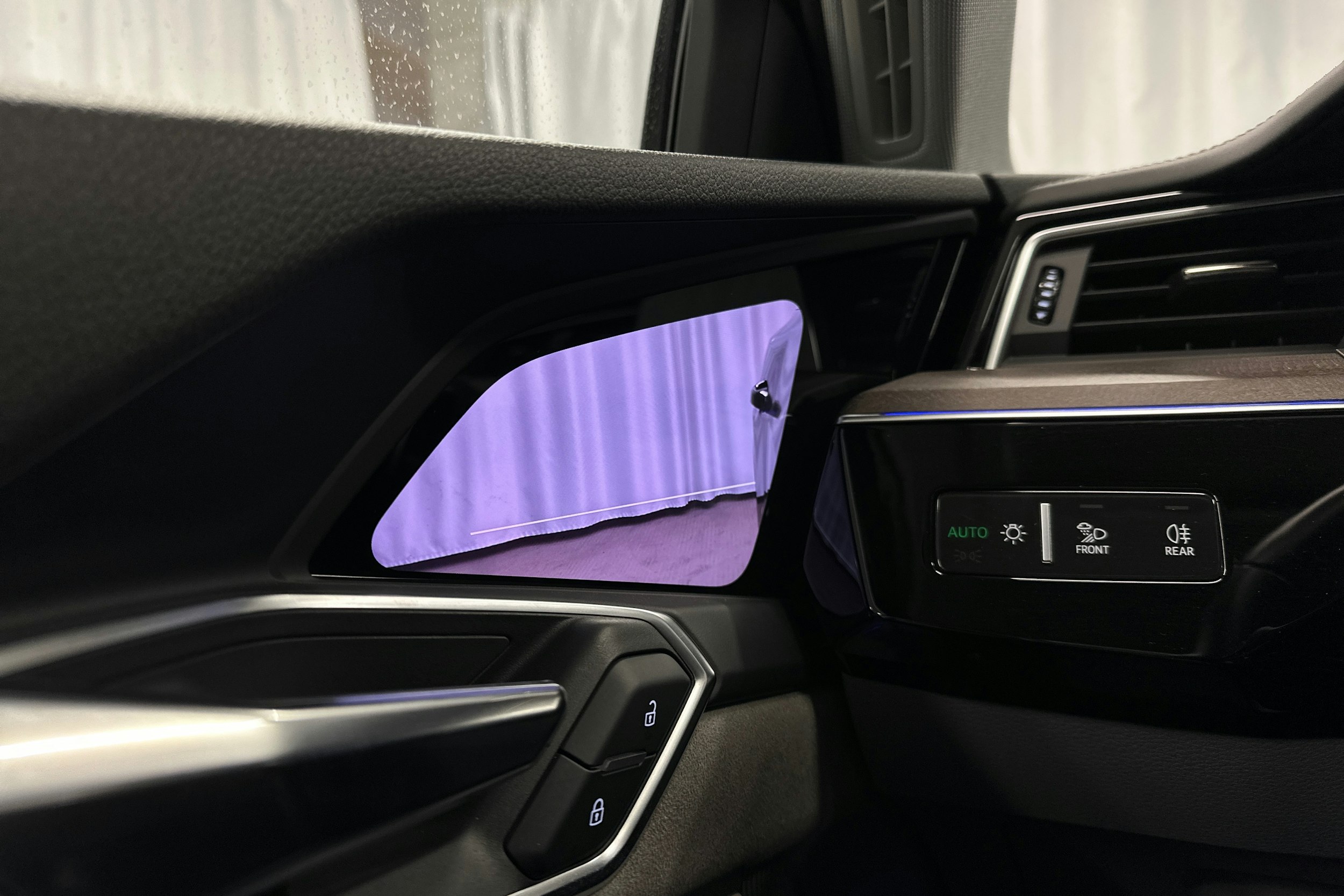 harmaa Audi e-tron 2023 kuva 21.