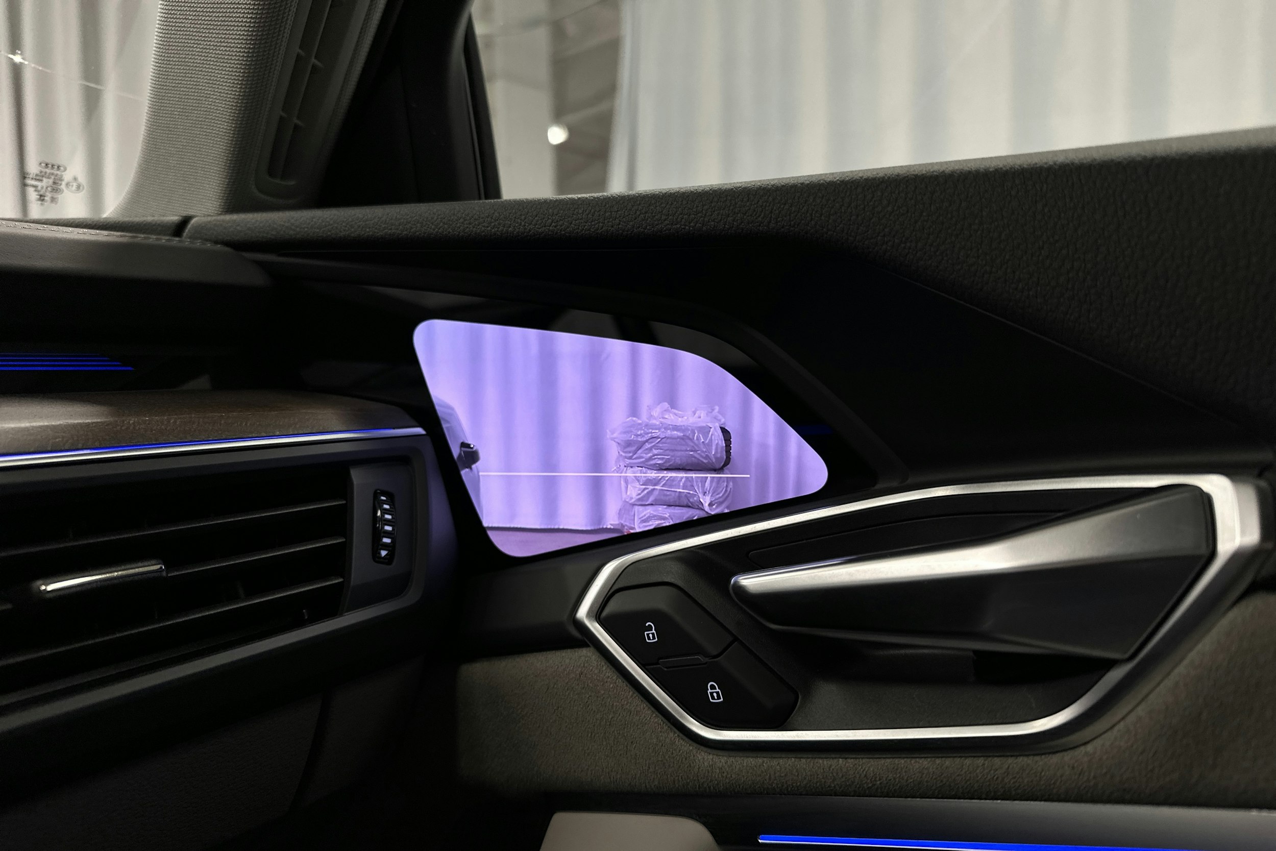 harmaa Audi e-tron 2023 kuva 22.