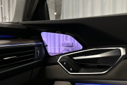 harmaa Audi e-tron 2023 kuva 22.