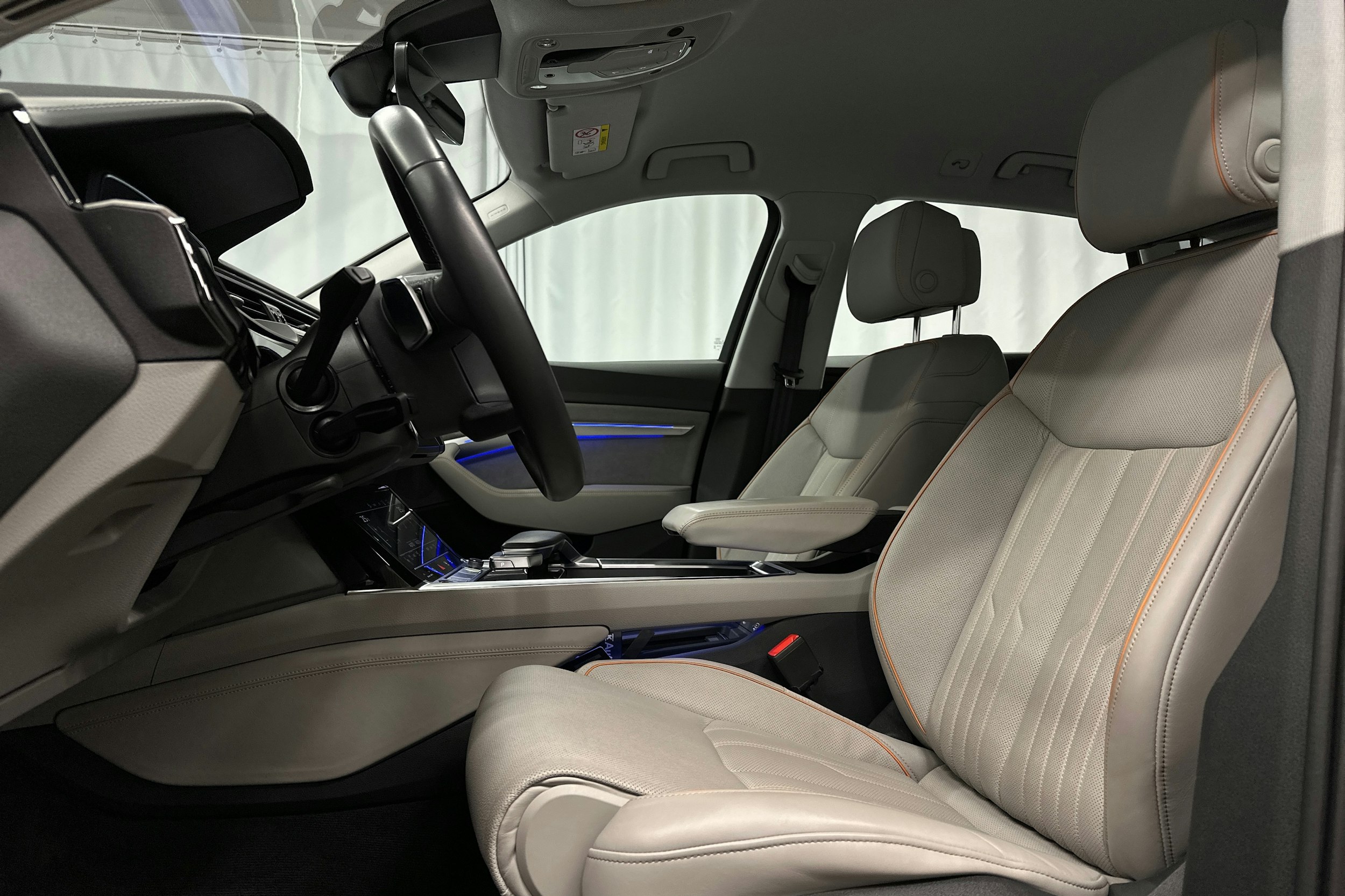 harmaa Audi e-tron 2023 kuva 23.