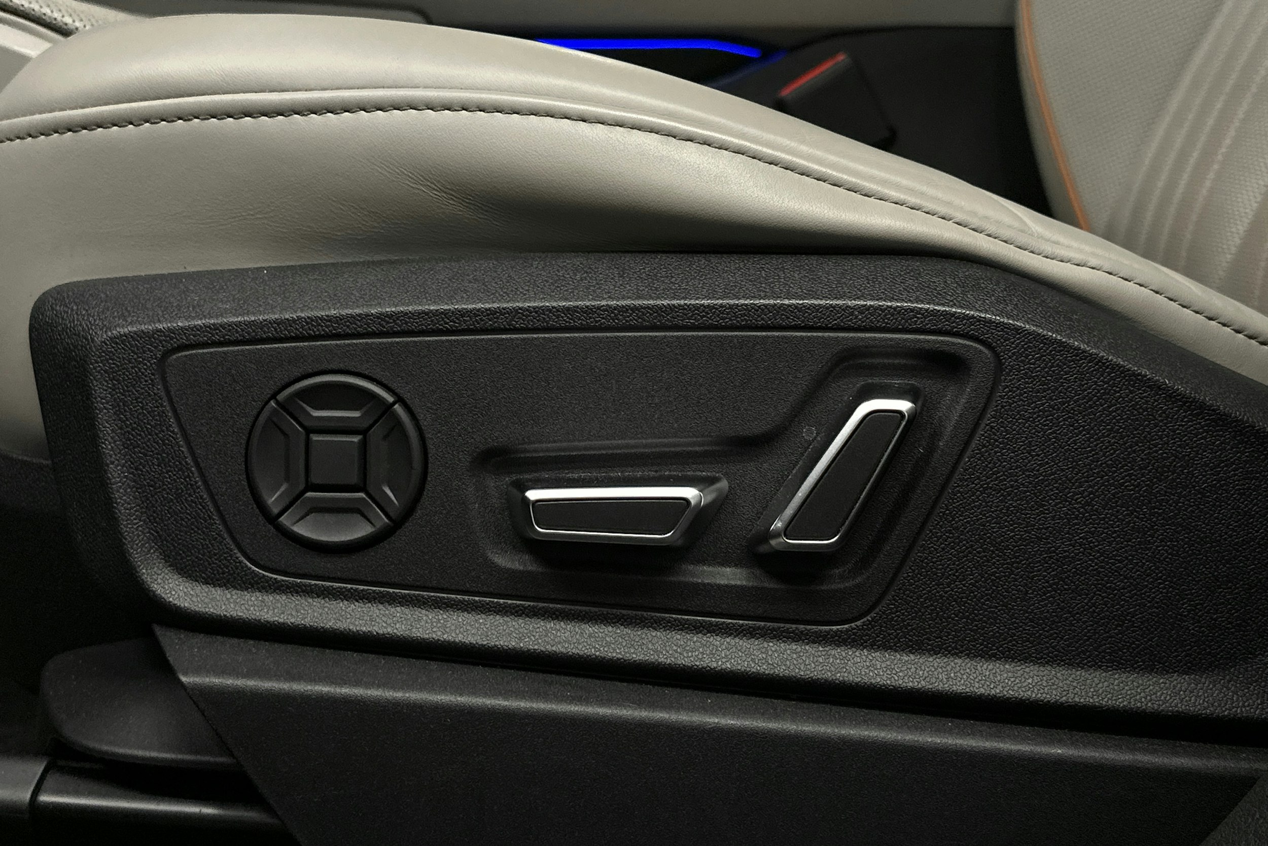 harmaa Audi e-tron 2023 kuva 24.