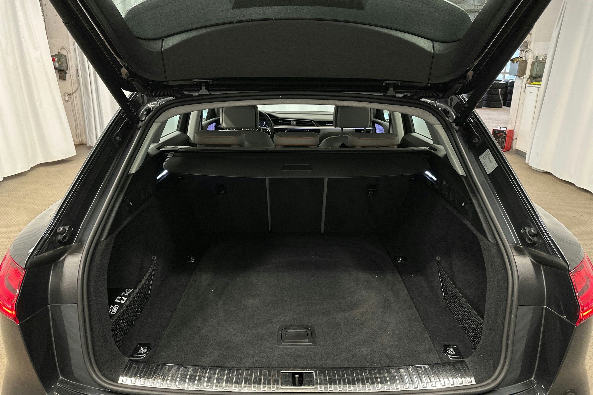 harmaa Audi e-tron 2023 kuva 27.