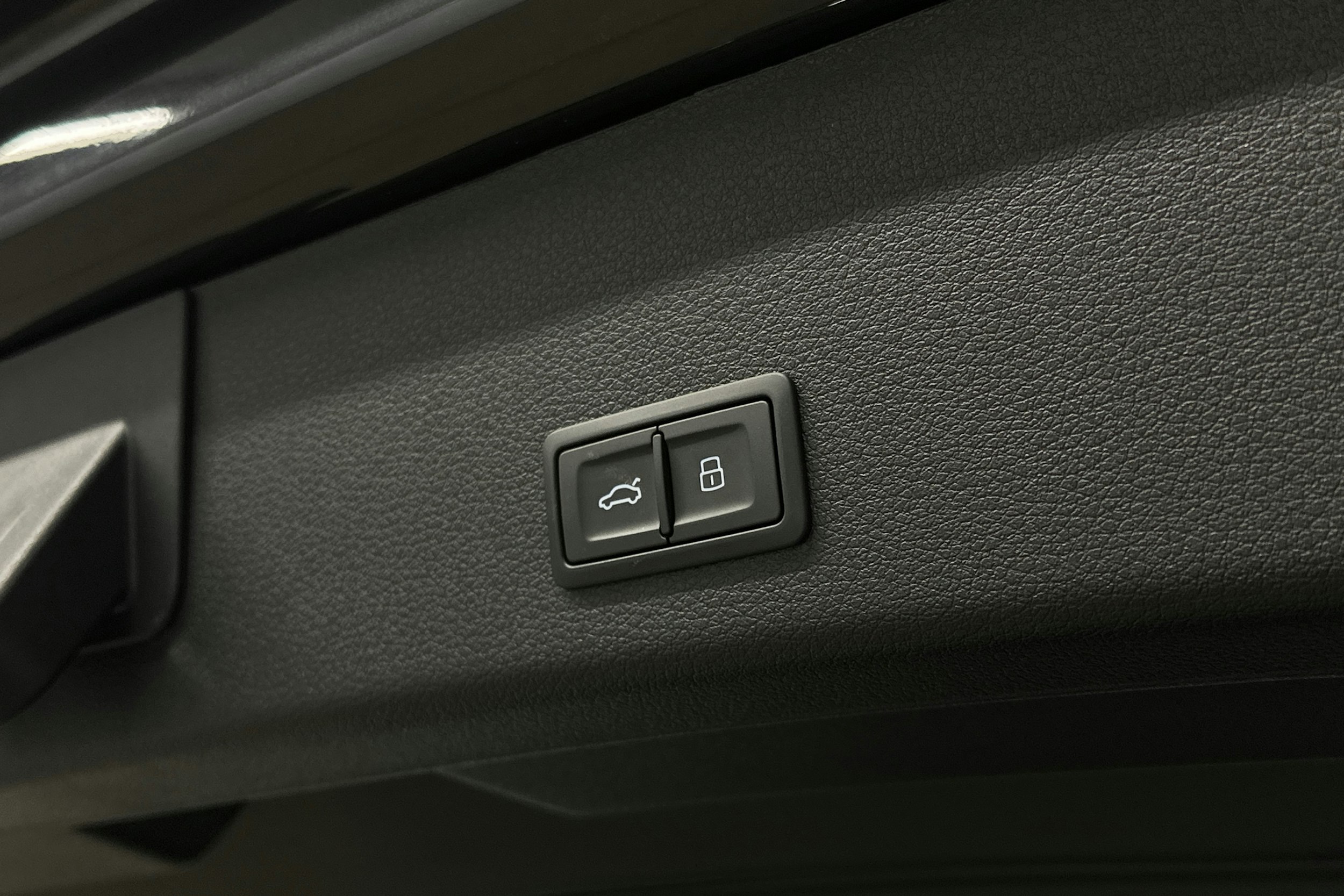 harmaa Audi e-tron 2023 kuva 28.