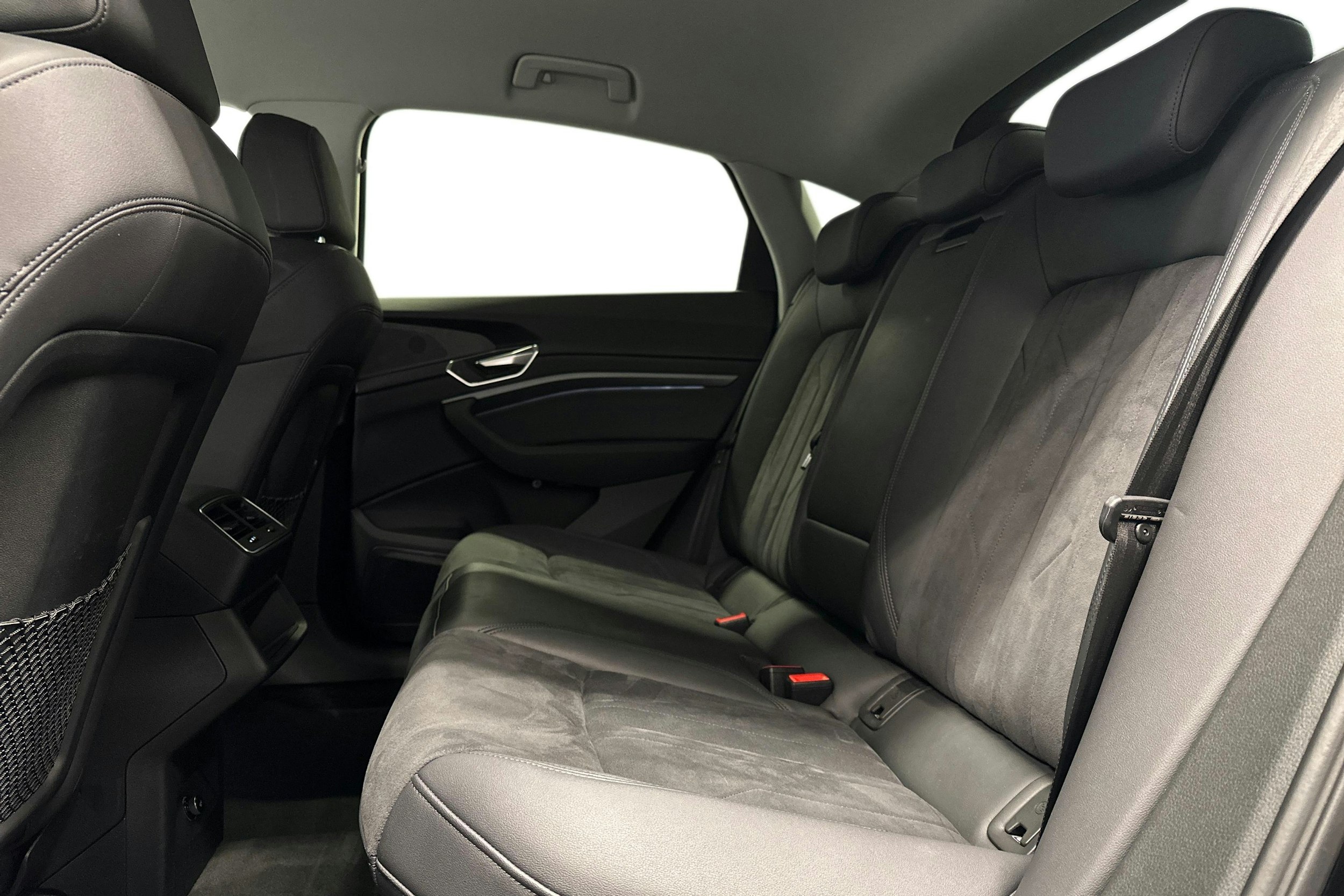 musta Audi e-tron 2023 kuva 10.