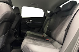 musta Audi e-tron 2023 kuva 10.