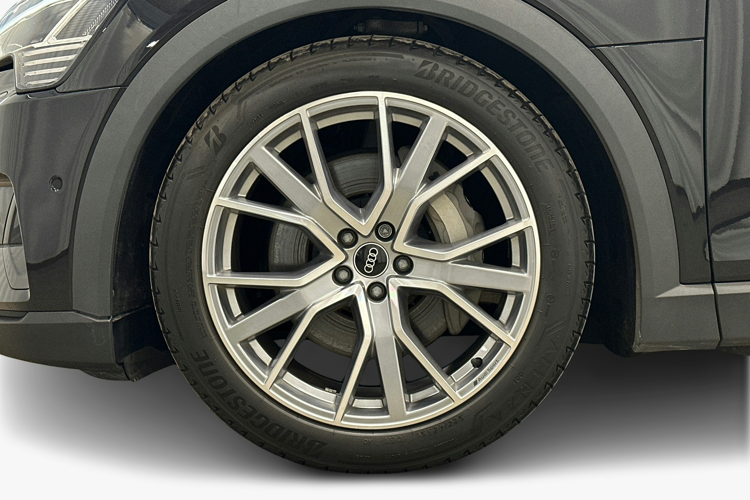 musta Audi e-tron 2023 kuva 11.