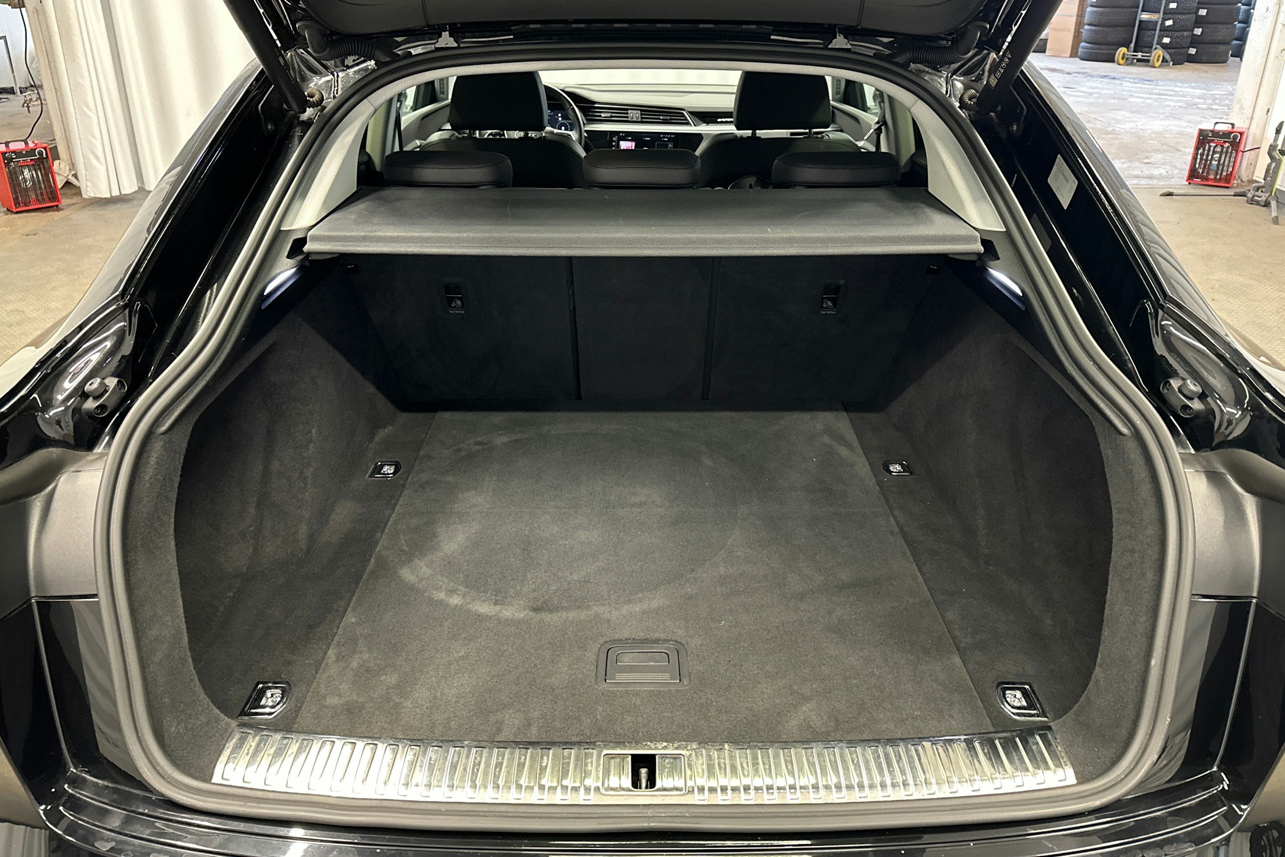 musta Audi e-tron 2023 kuva 13.