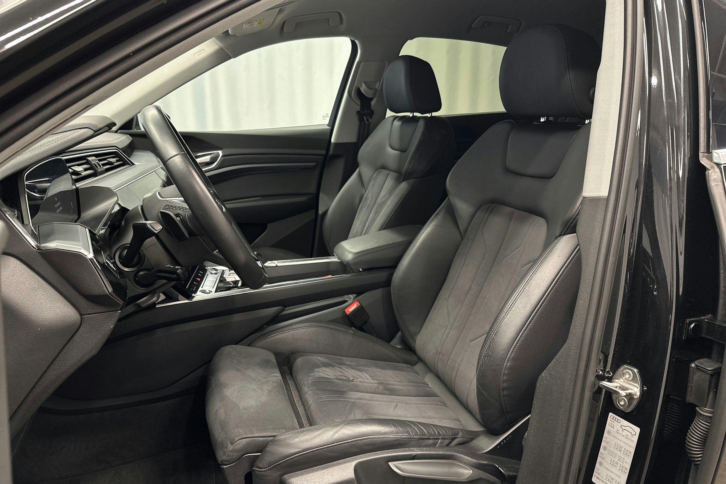 musta Audi e-tron 2023 kuva 15.