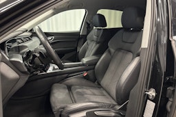 musta Audi e-tron 2023 kuva 15.