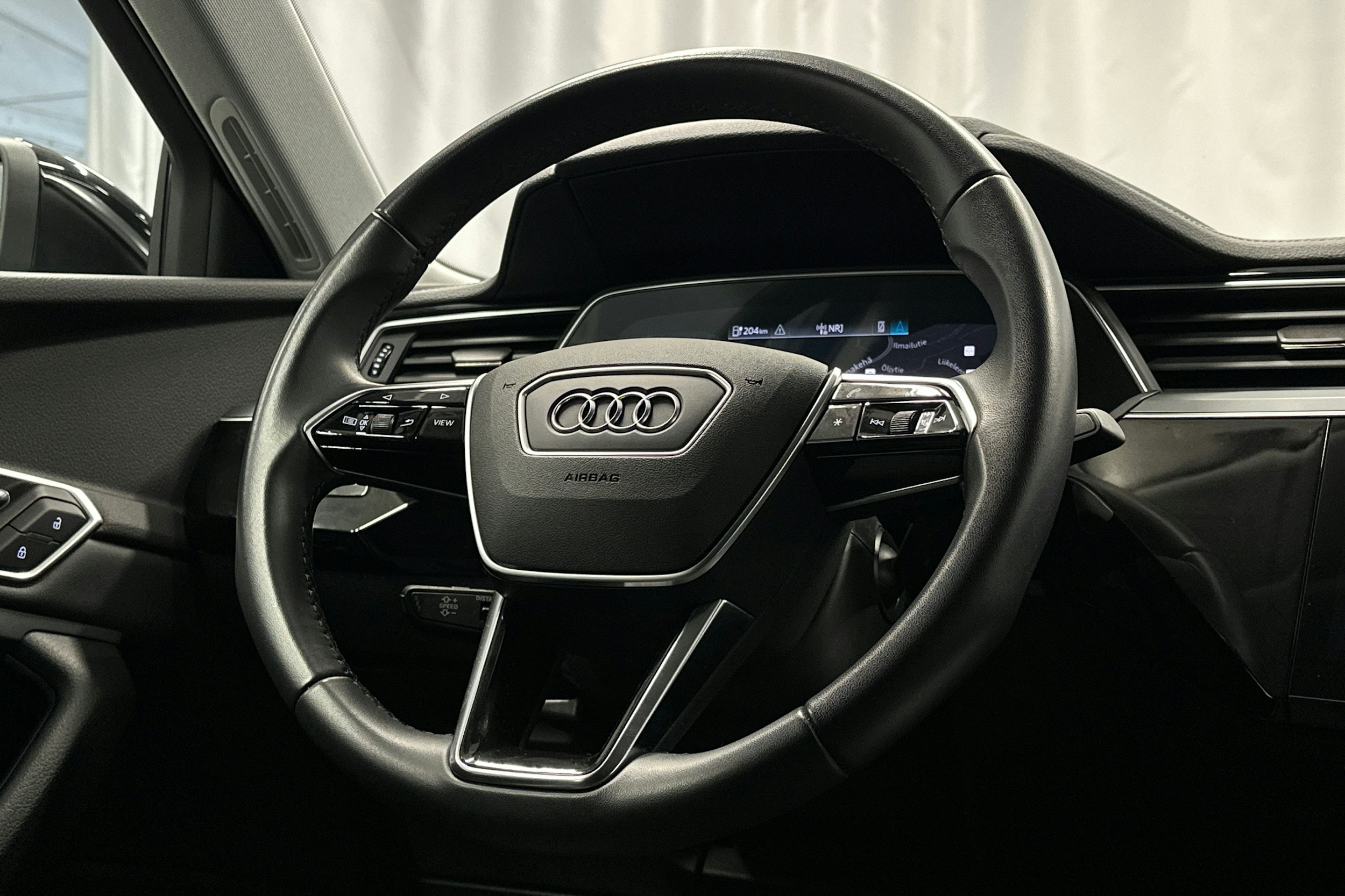 musta Audi e-tron 2023 kuva 16.