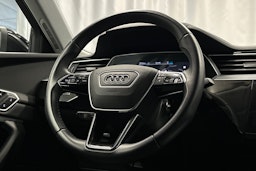 musta Audi e-tron 2023 kuva 16.