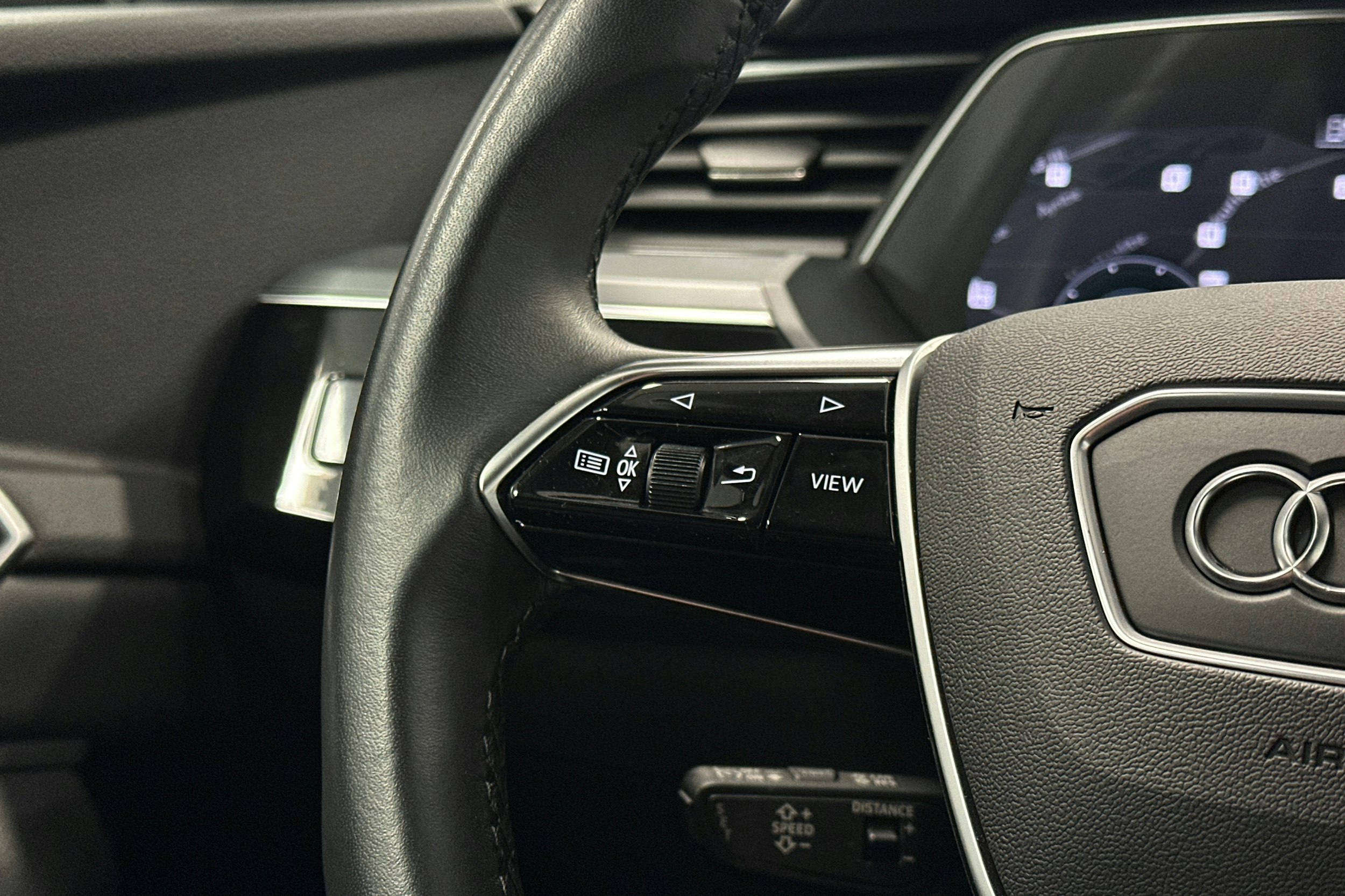 musta Audi e-tron 2023 kuva 17.