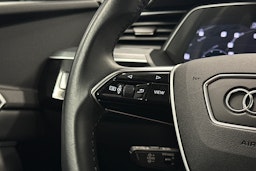 musta Audi e-tron 2023 kuva 17.