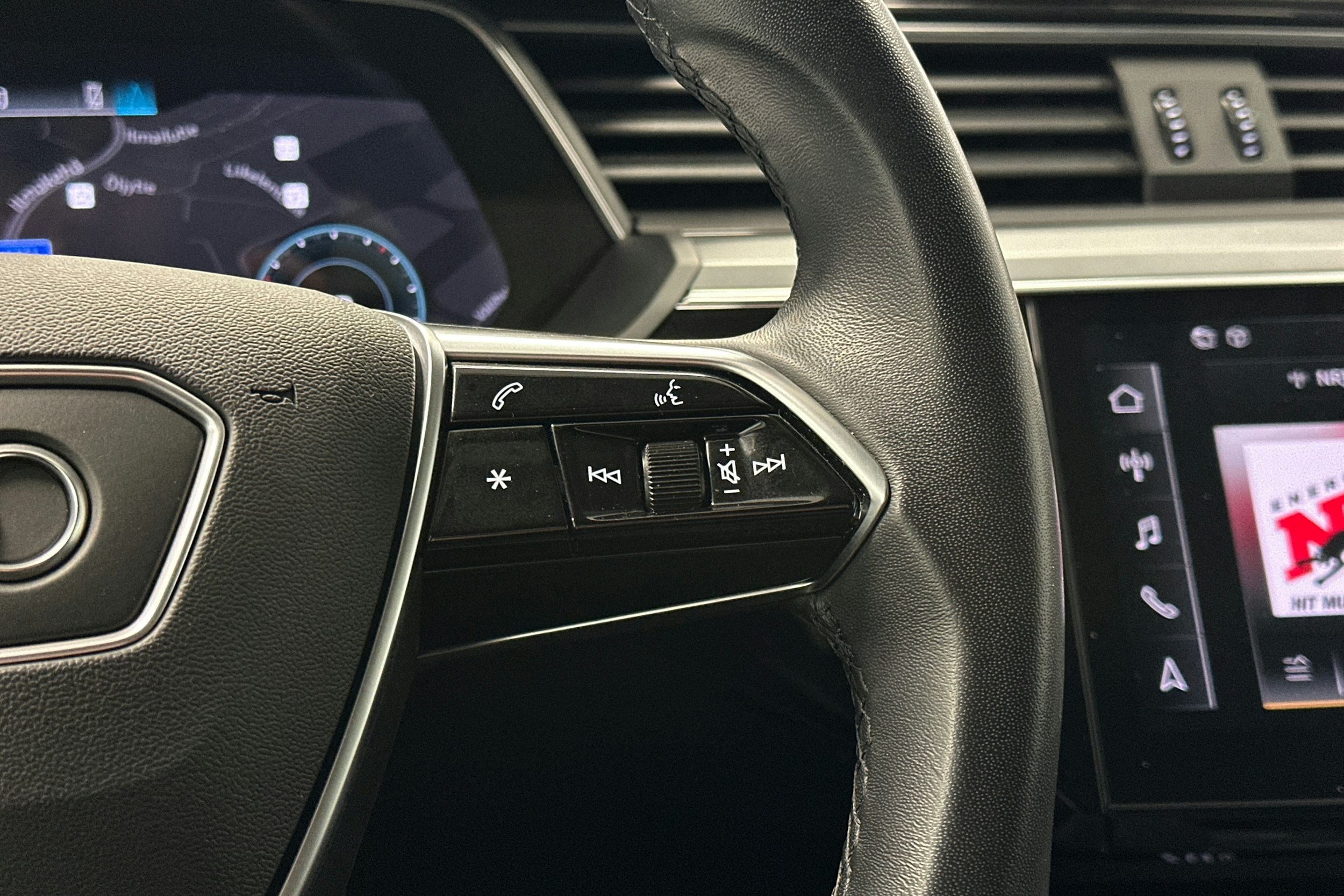 musta Audi e-tron 2023 kuva 18.