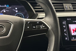 musta Audi e-tron 2023 kuva 18.